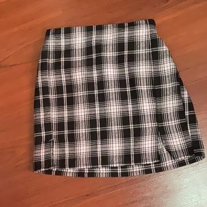 Black and white plaid women’s mini skirt style 2